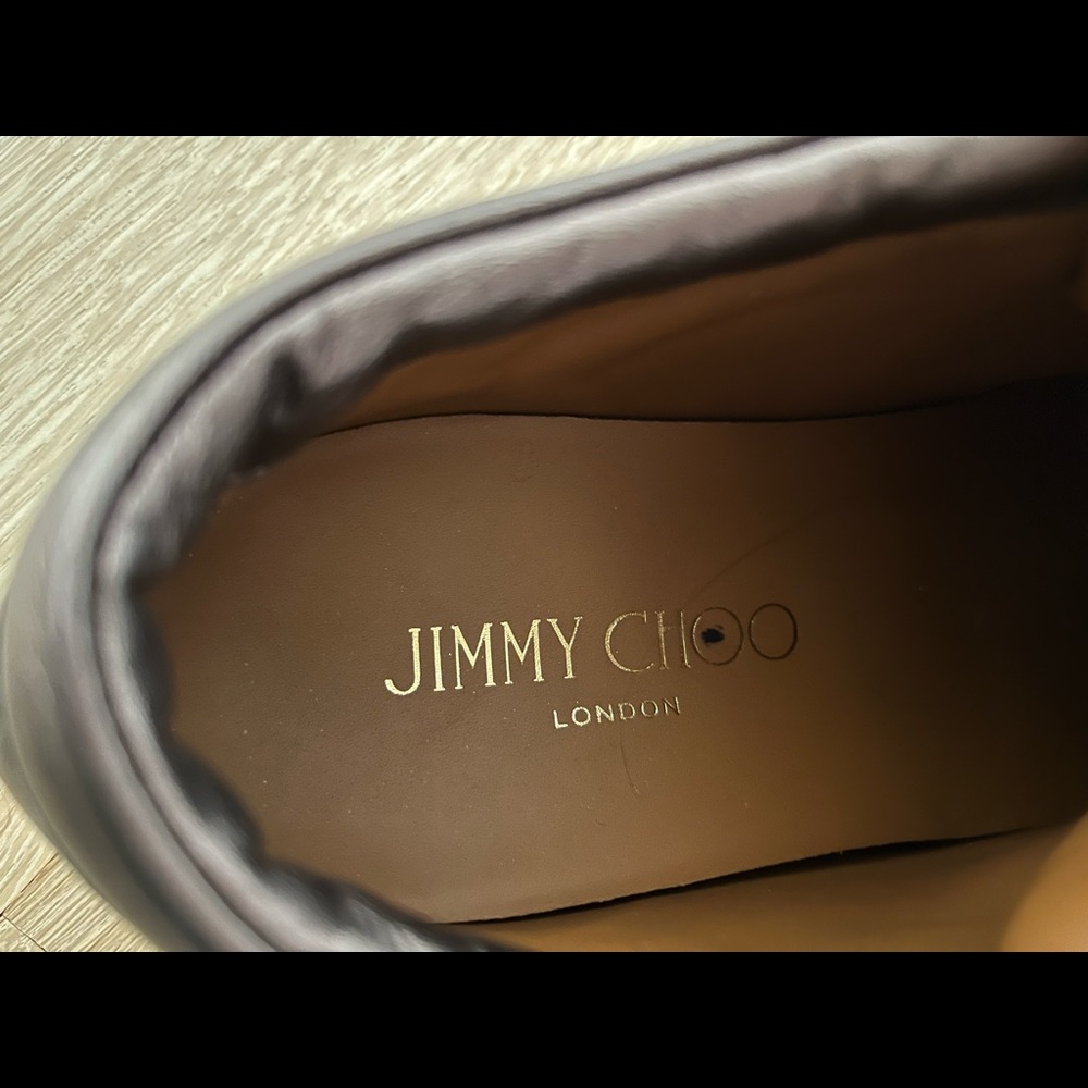 These are Jimmy Choo shoes. Made in Italy.  They are a size 36.